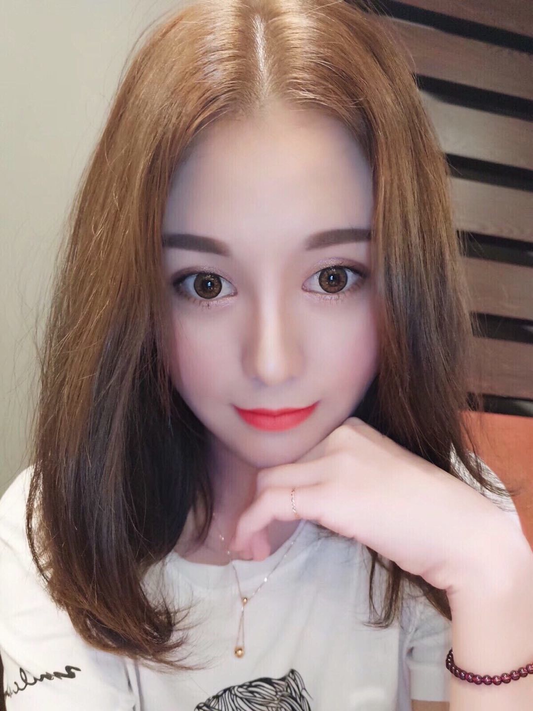 温婉大方女孩，期待遇见一位有实力的绅士 第2张