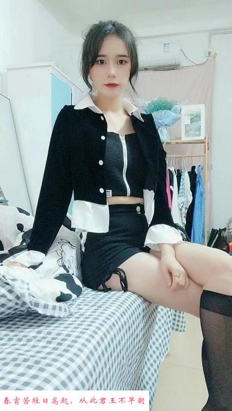 江岸长腿苗条嫩妹小雅 第1张