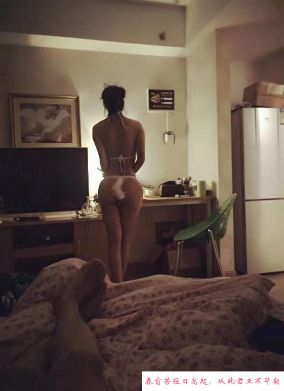 建邺翘臀美女 第2张