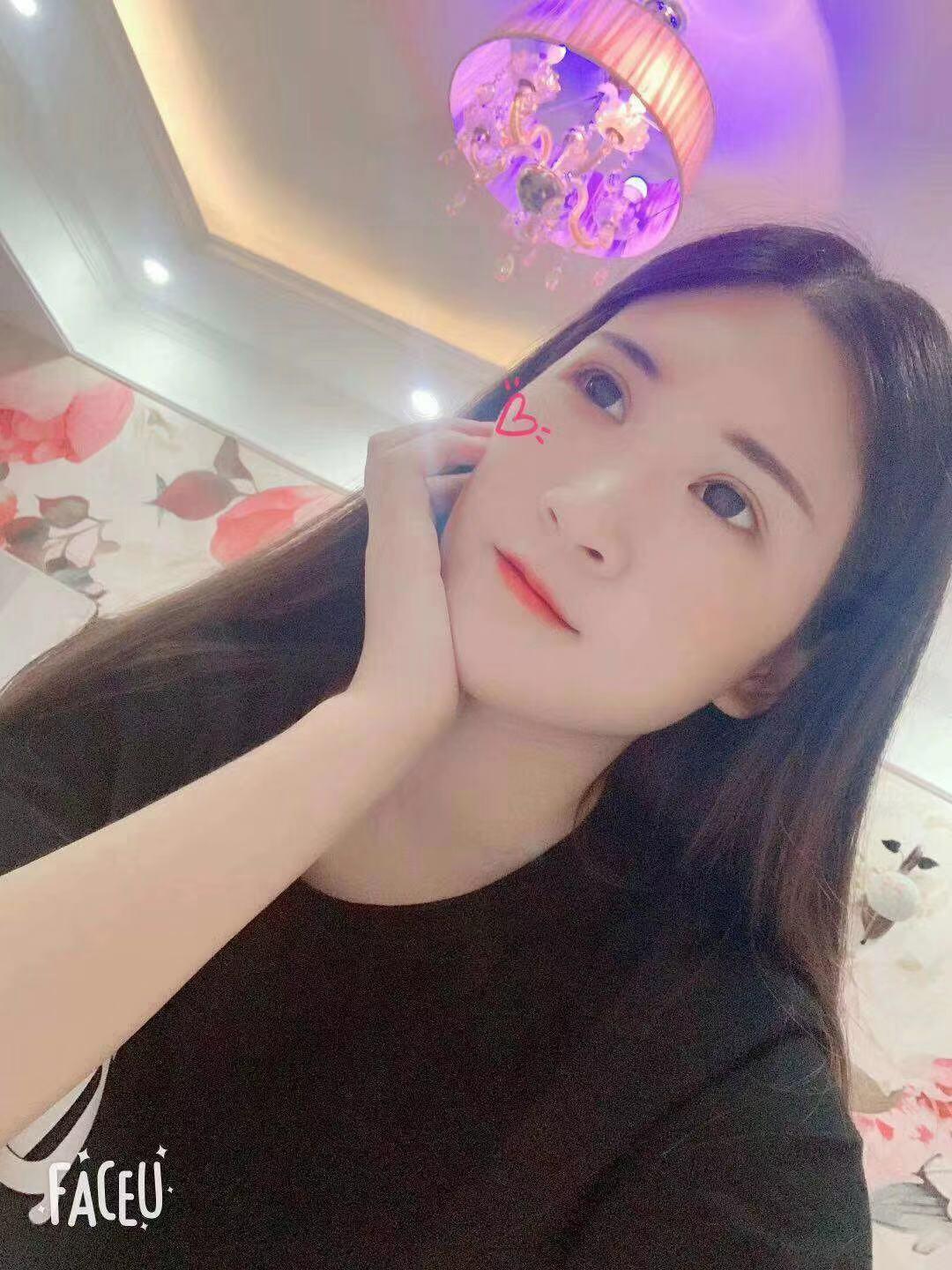 19岁的妹纸，白嫩，上下爽粉，刚下海，爽的一比 第1张