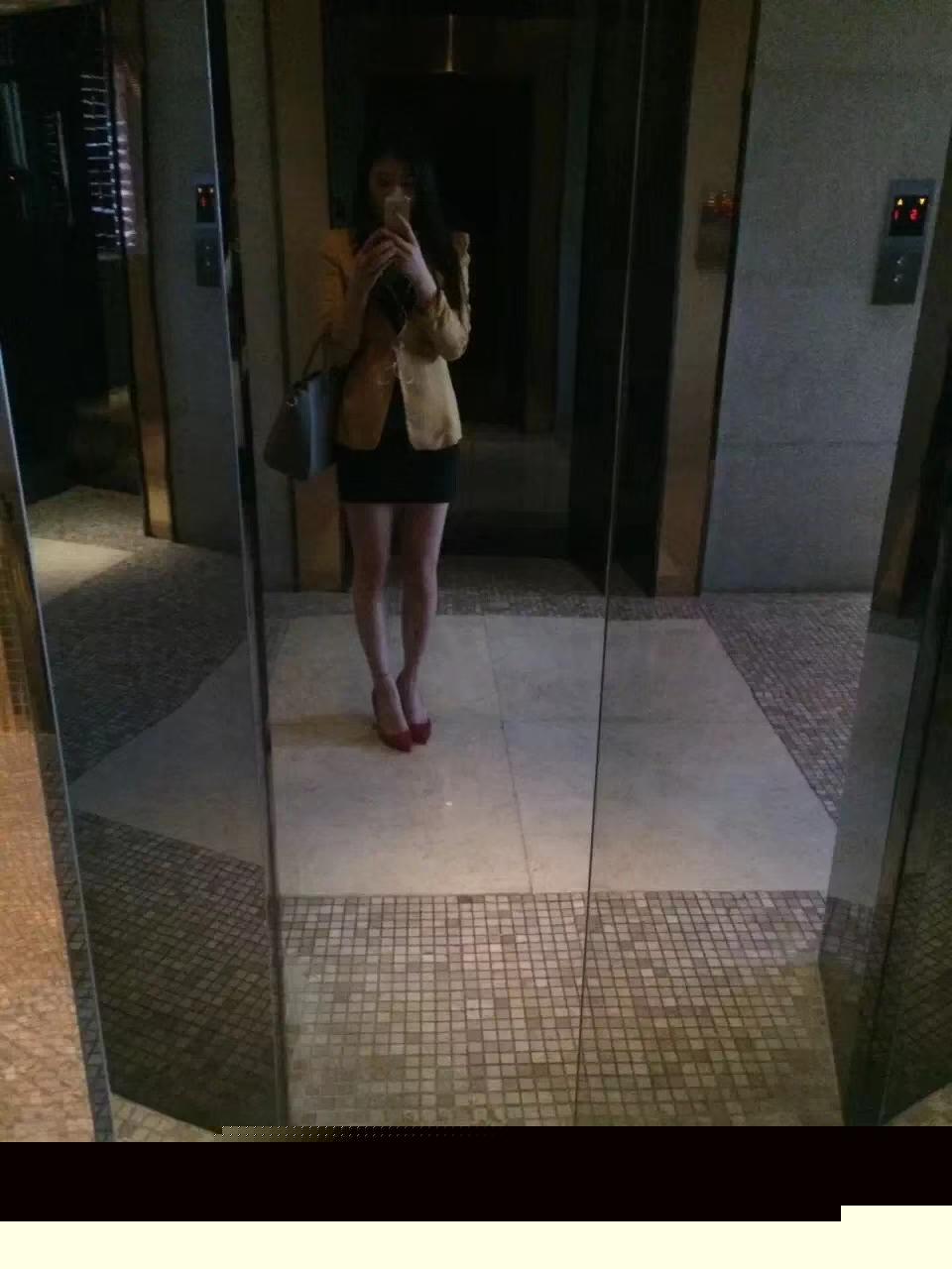 成都一个文殊院地铁站附近已经复工的妹子 第1张