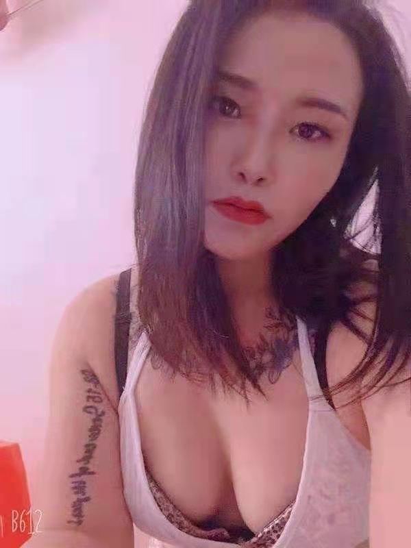 双飞刚到京性感小辣妹 第1张