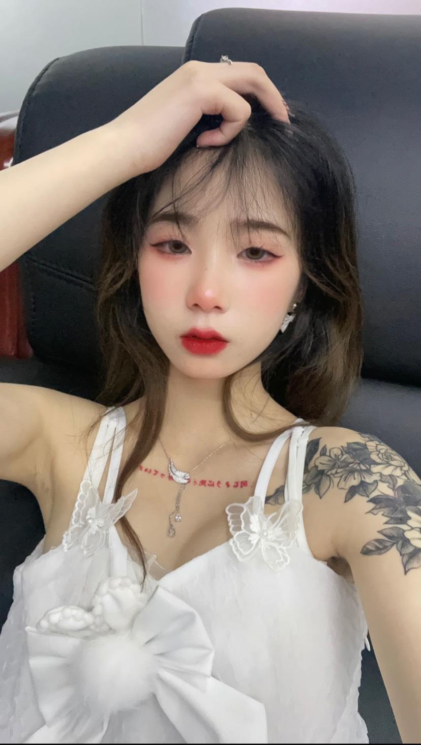 00后兼职纹身嫩妹 第1张