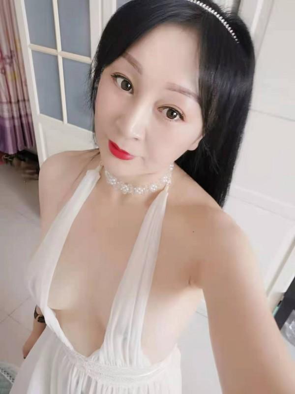 风韵犹存的熟女 第1张