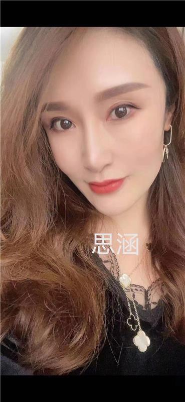 体育场大胸东北妹 第2张