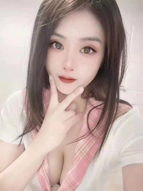 肤白胸大的小姐姐 第4张