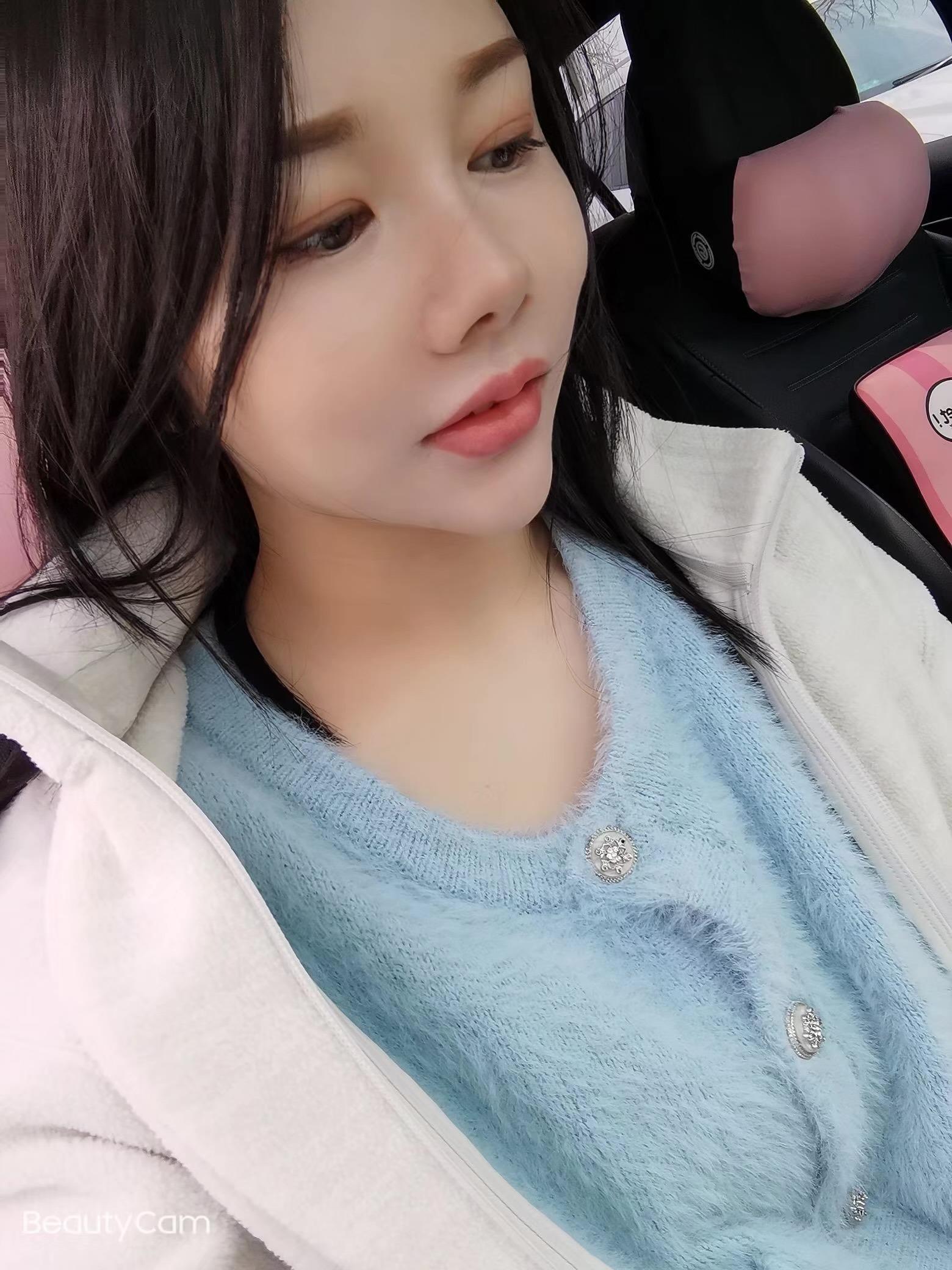 黄浦区推荐一个凶挺苗条水水嫩嫩的妹子，温柔笑起来好看 第1张