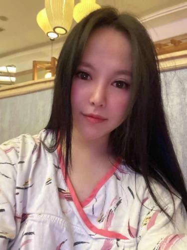 胸又大又圆的美女 第1张
