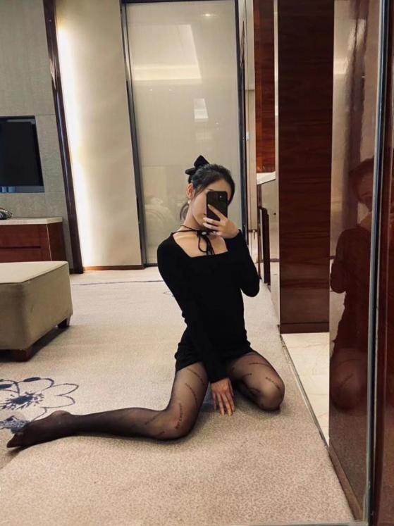 身材很好的丝袜小少妇，年轻漂亮 第1张
